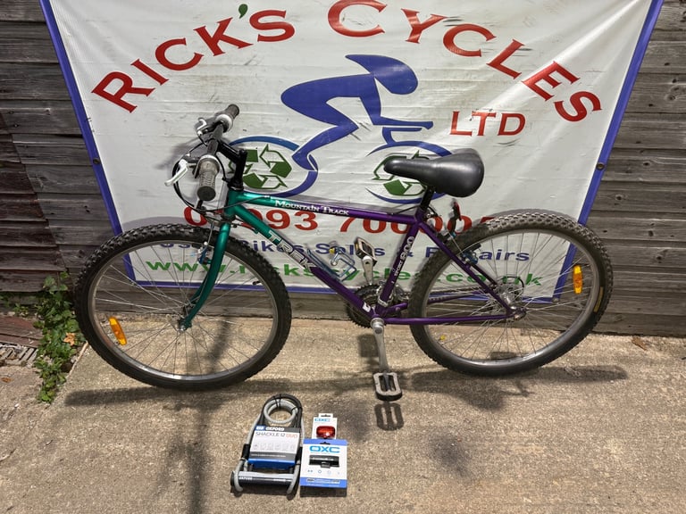 Trek Mountain Track 16.5” Frame Hybrid Bike. Ideal student bike! Free D-Lock/Lights