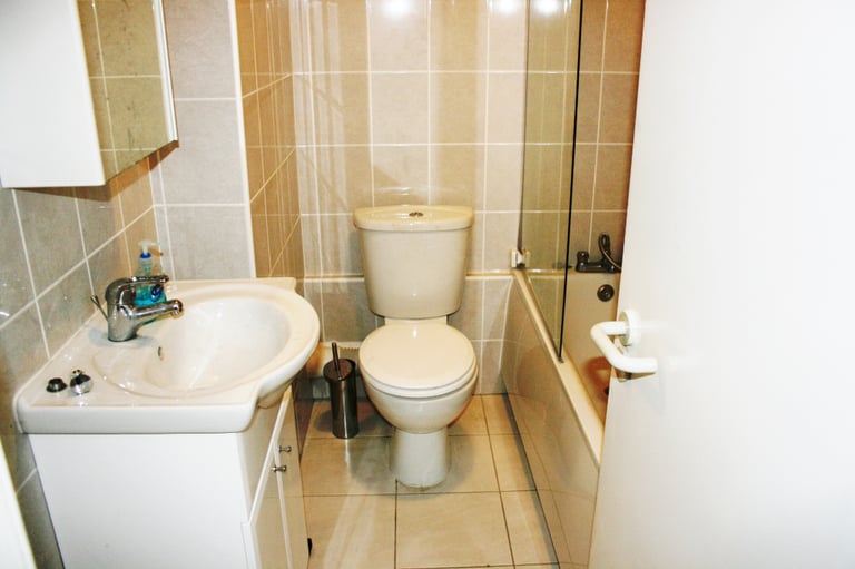 Very large two bedroom, two bathroom apartment Docklands E14