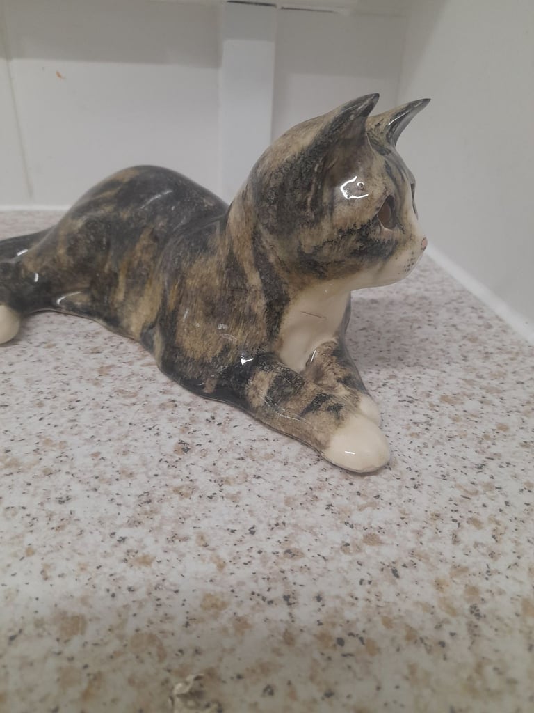 Pretty vintage winstanley cat   size 3   signed