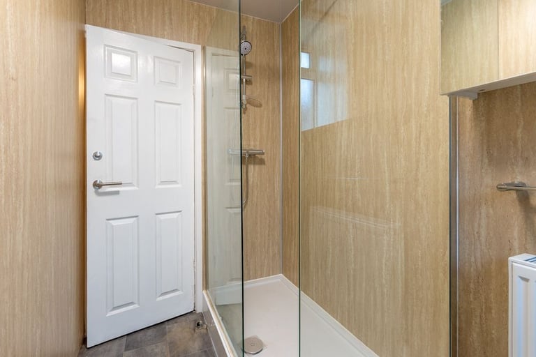 DOUBLE BEDROOM for flat share in spacious, ground floor flat near Ferry Road – available soon