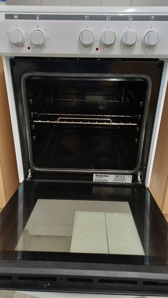 Electric cooker white almost new 