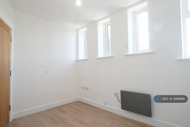 1 bedroom flat in Birds Royd Lane, Brighouse, HD6 (1 bed) (#2199986)