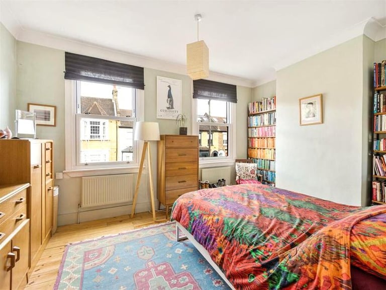 Bright and spacious room available in Whitechapel