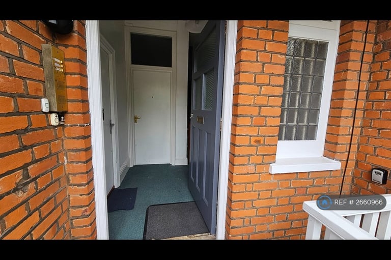 1 bedroom flat in Upper Richmond Road West, London, TW10 (1 bed) (#2660966)