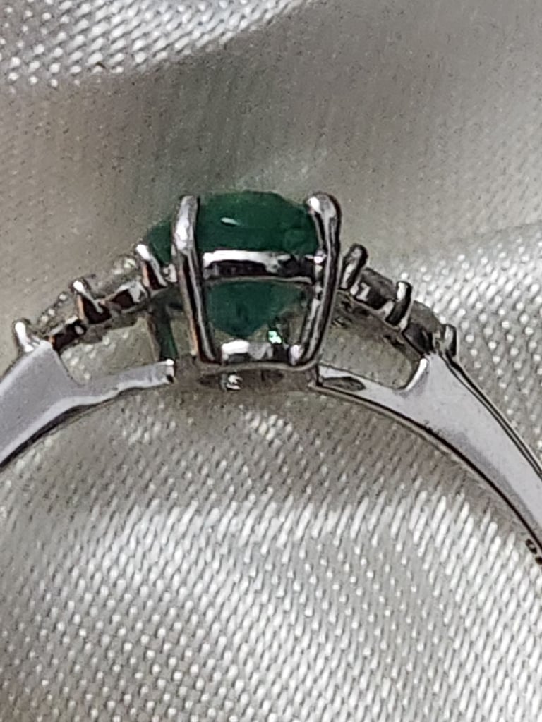 9Ct Sizs R Ring WHITE Gold Emerald Diamonds Brand New