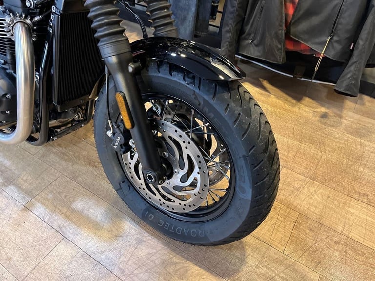 2025 Triumph Bonneville Bobber PREMIUM SINGLE COLOUR Petrol orange 6 Speed