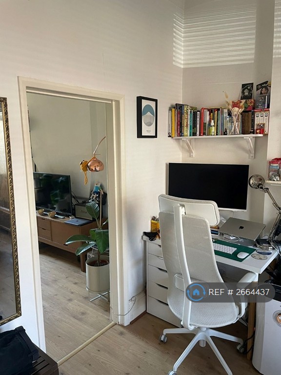 1 bedroom flat in Downton Avenue, London, SW2 (1 bed) (#2664437)