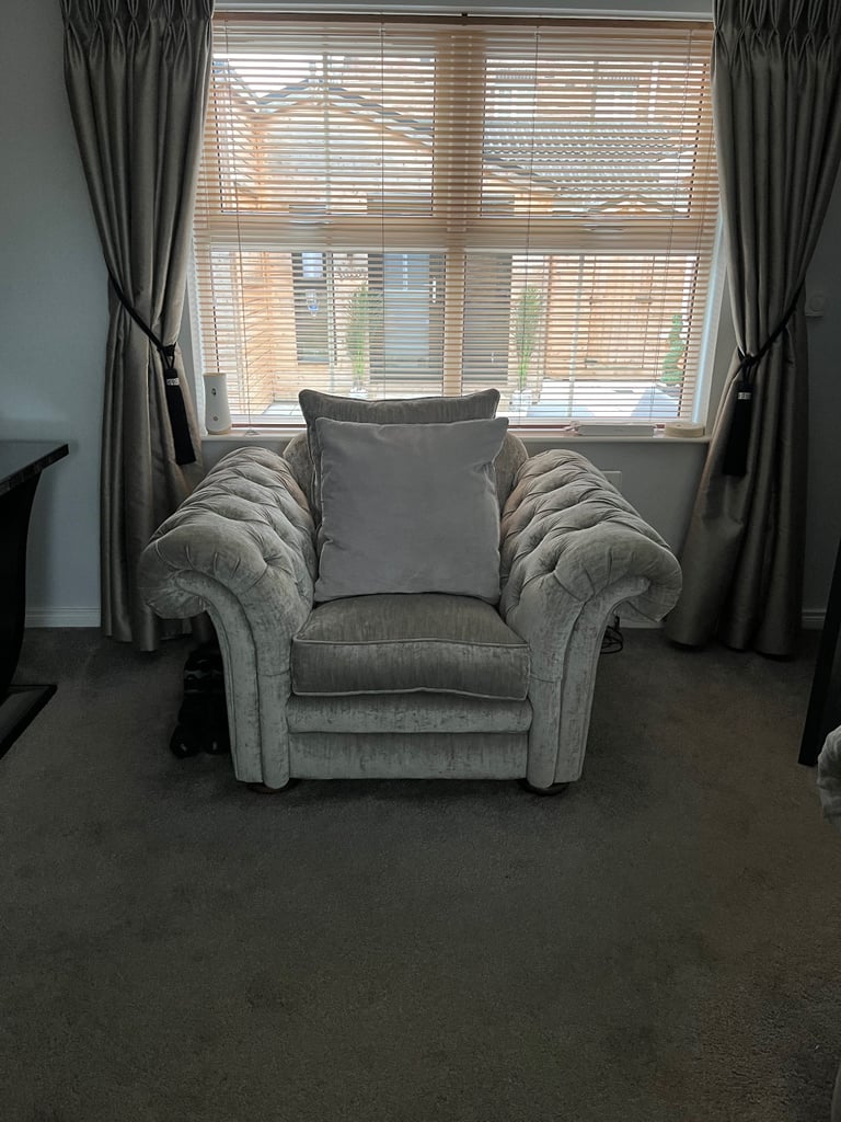 Suite of furniture with pouffe 