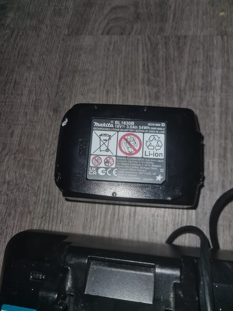 Makita double charger & batteries 