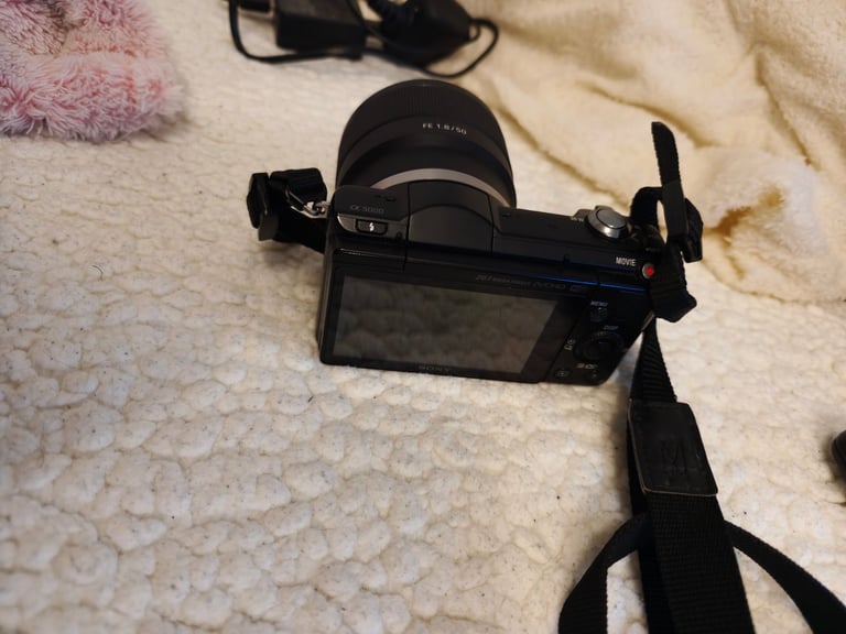 Sony alpha 5000 +FE 1.8/50 lens and bundles
