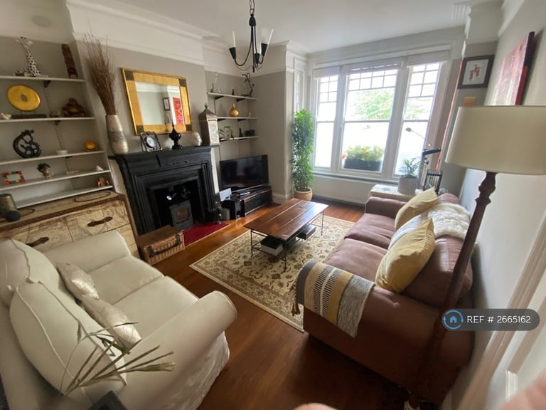 2 bedroom flat in Weir Road, London, SW12 (2 bed) (#2665162)