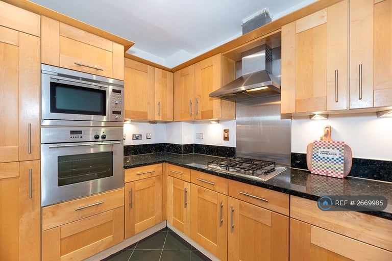 2 bedroom flat in Warren House, London, W14 (2 bed) (#2669985)