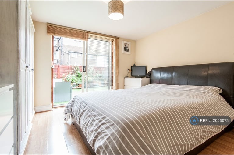 2 bedroom flat in Gilbey Road, London, SW17 (2 bed) (#2658673)