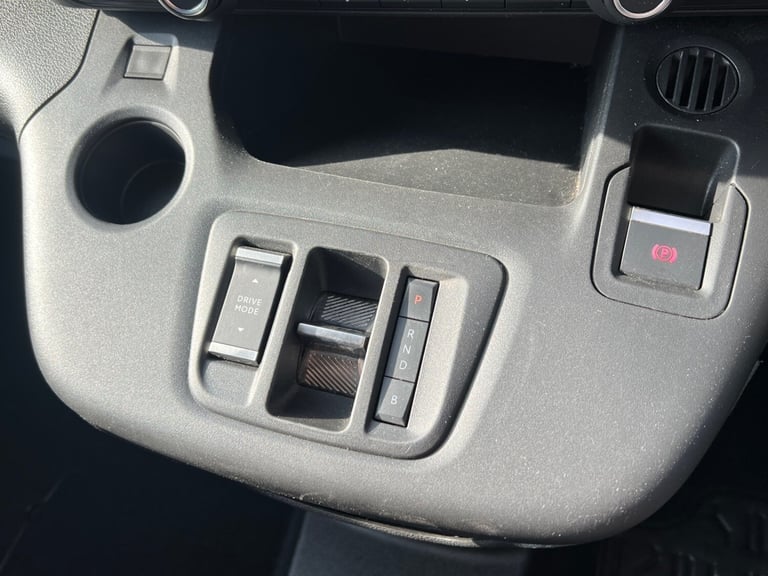 VAUXHALL COMBO-E 2300 100kW 50kWh DYNAMIC AUTOMATIC L1 VAN 71 REG 12,800 MILES