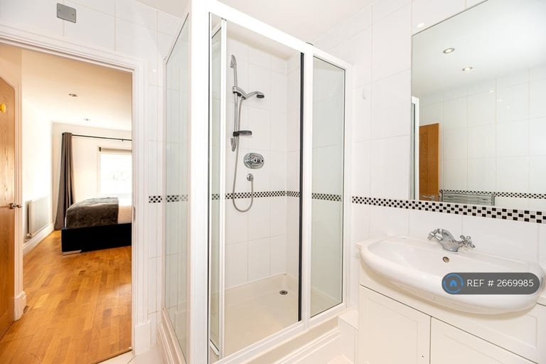 2 bedroom flat in Warren House, London, W14 (2 bed) (#2669985)