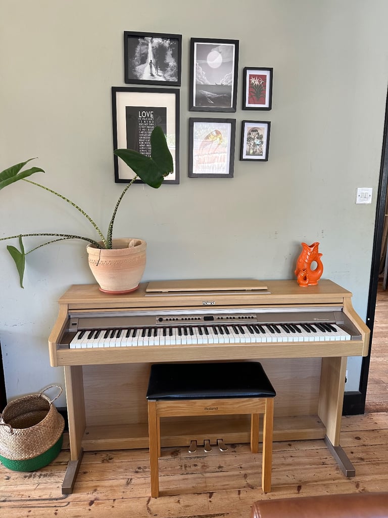 Roland HP 2E Roland Digital piano & stall with storage