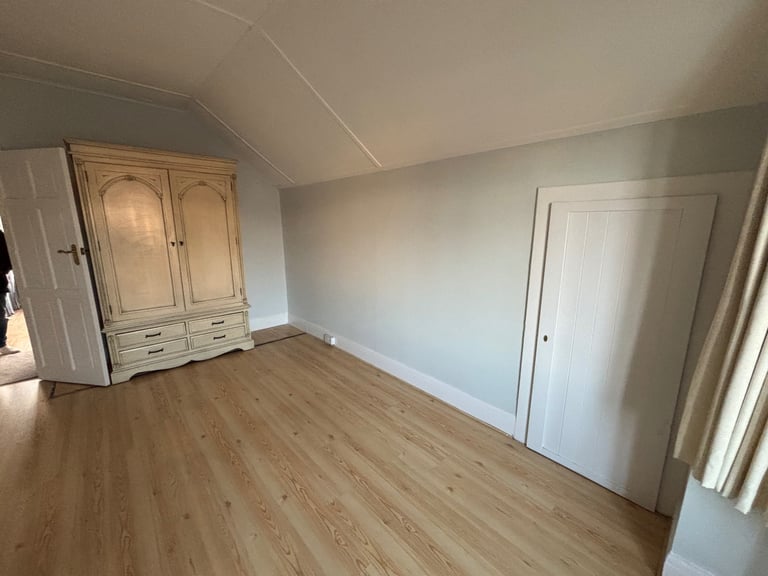 Spacious double room available from 1st November 