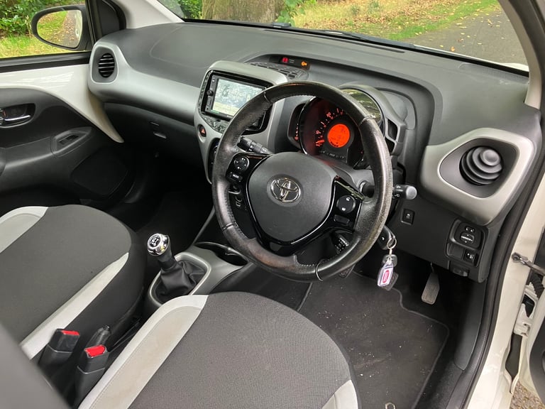 2017 TOYOTA AYGO 1.0 VVTi X-Play 5dr **CARPLAY - TOP SPEC - FULL MOT - ONLY 26,000 MILES**