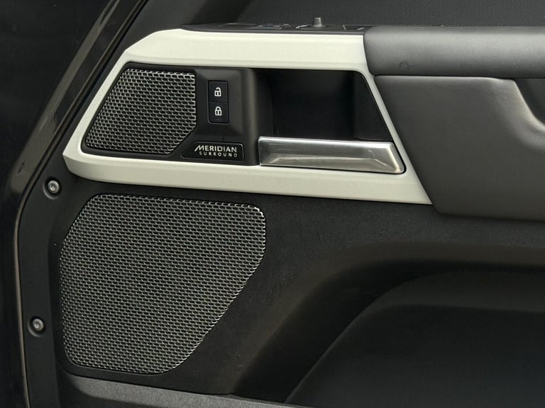 2022 Land Rover Defender 110 3.0 D300 MHEV HSE SUV 5dr Diesel Auto 4WD Euro 6 (s/s) (300 ps) ESTA...