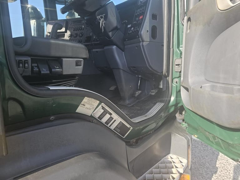 2015 Scania P320 6x2 twin wheel skip