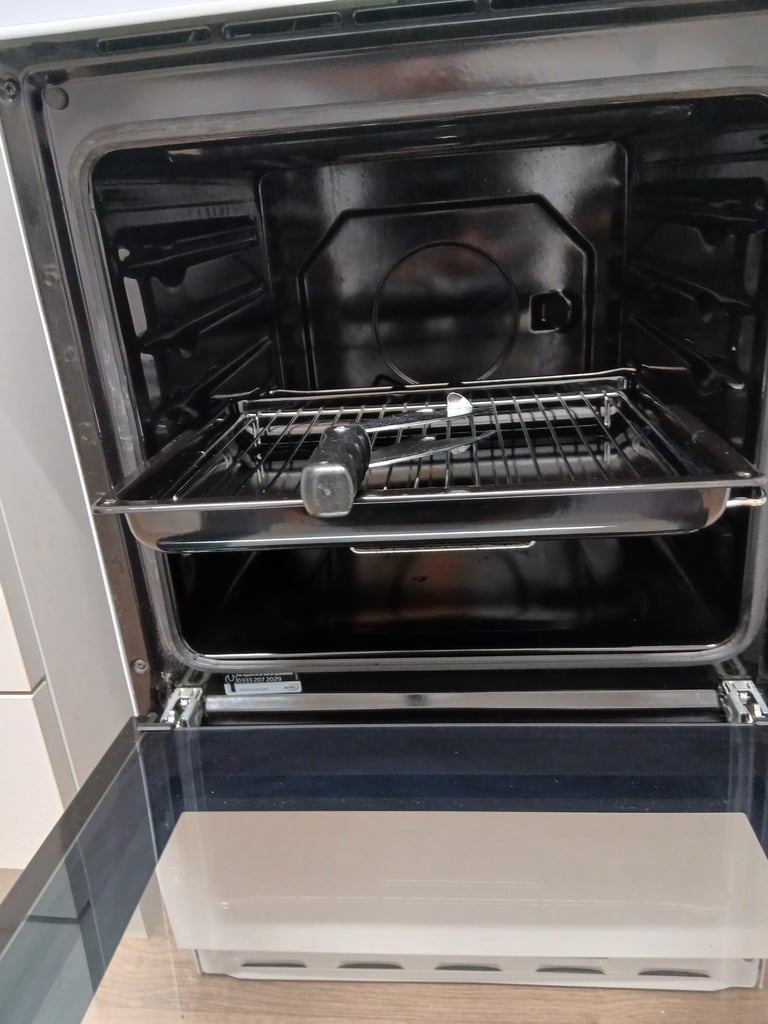 Free standing electric cooker