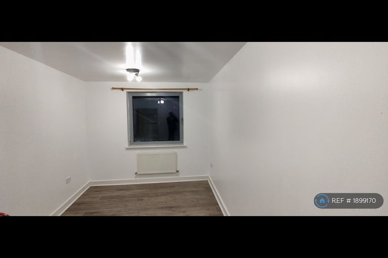 2 bedroom flat in Tideslea Path, London, SE28 (2 bed) (#1899170)