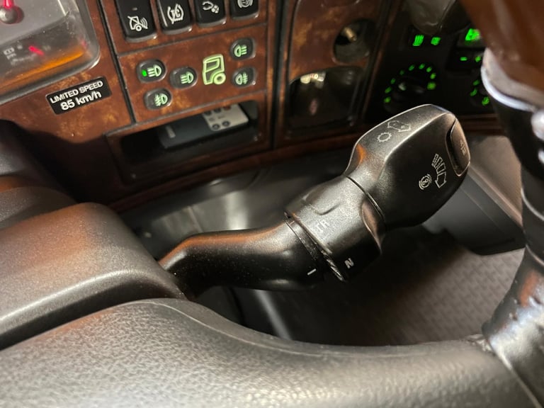 SCANIA V8 R500 TOPLINE LEFT HAND DRIVE 4X2 TRACTOR UNIT - 2005 - LX05 NZT