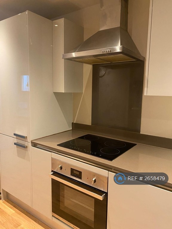 1 bedroom flat in The Crescent, London, SE8 (1 bed) (#2658479)