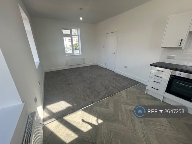 2 bedroom flat in Coates Road, Gosport, PO12 (2 bed) (#2647258)