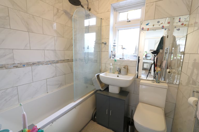 Three Bedroom End-Terrace House to Rent