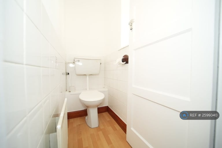 4 bedroom house in Chertsey Road, Twickenham, TW2 (4 bed) (#2599340)