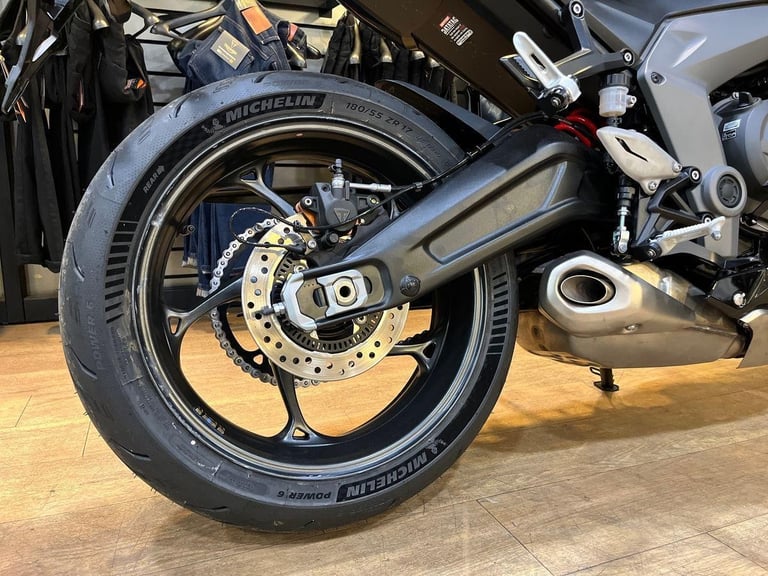 2025 Triumph Daytona 660 STANDARD TWIN COLOUR Petrol black 6 Speed