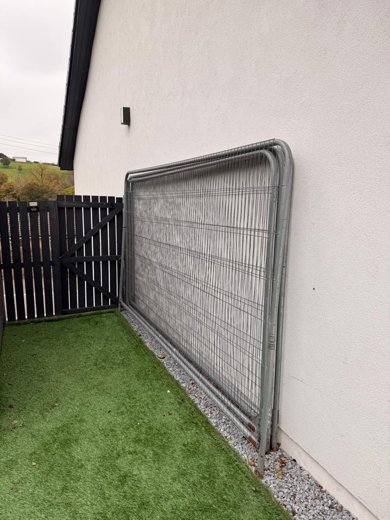 Heras fence panels (3) & feet (6)