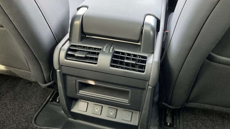 2025 Land Rover Defender 3.0 D250 X-Dynamic SE 90 3dr Auto ESTATE DIESEL Automatic