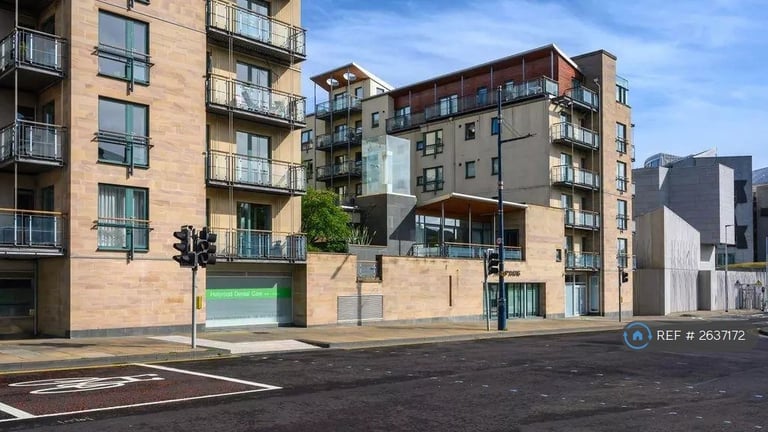 2 bedroom flat in Holyrood, Edinburgh, EH8 (2 bed) (#2637172)