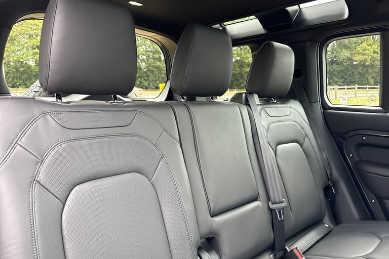 2025 Land Rover Defender 110 3.0 D250 MHEV X-Dynamic SE Auto 4WD Euro 6 (s/s) 5dr SUV Automatic