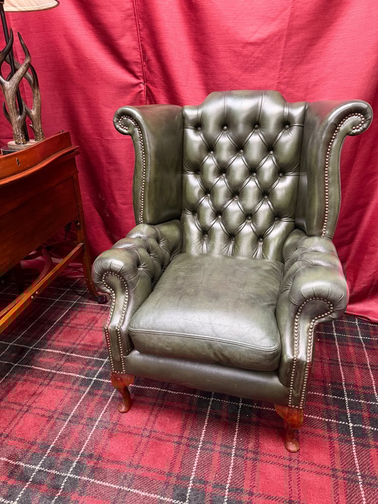 Stunning Oxford green button back and button arm chesterfield library chair