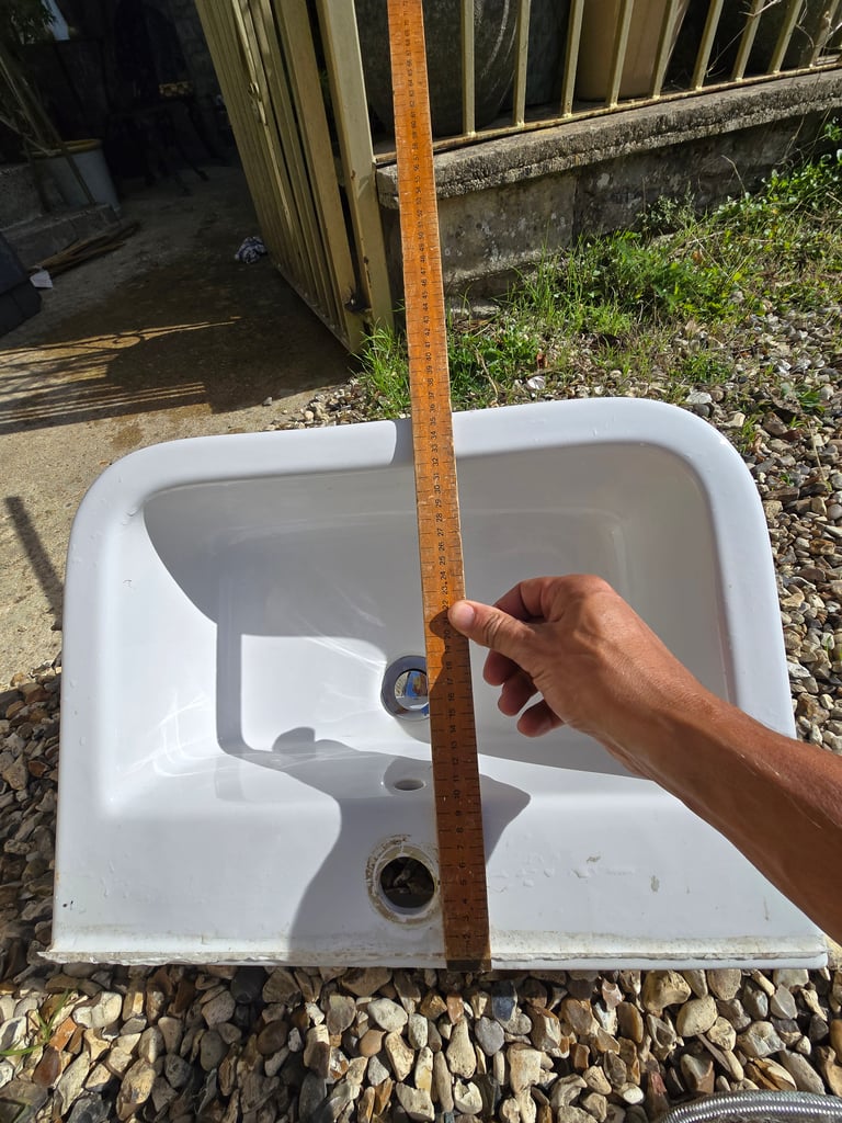 Bathroom sink & mixer tap Very Good Condition 