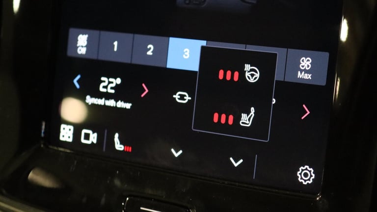  Volvo XC40 B4 (P) Ultimate Dark (360 Camera, Sunroof, BLIS) Petrol/Electric Hybrid Automatic