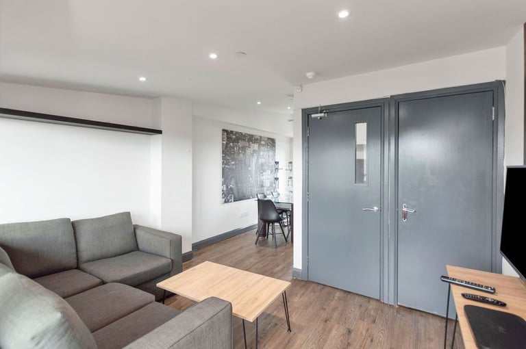 EN SUITE ROOM FOR LET: En suite bedroom available within large 8 bed townhouse in Newington