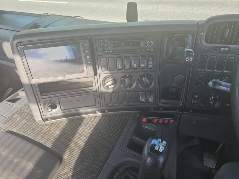 2015 Scania P320 6x2 twin wheel skip