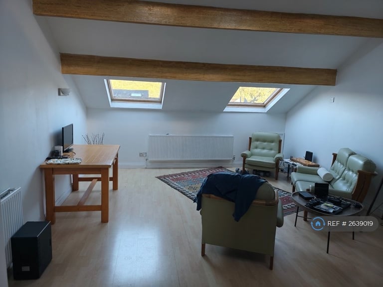 2 bedroom flat in Clare Road, Halifax, HX1 (2 bed) (#2639019)
