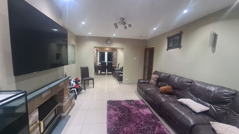 SPACIOUS HOUSE WITH PARKING