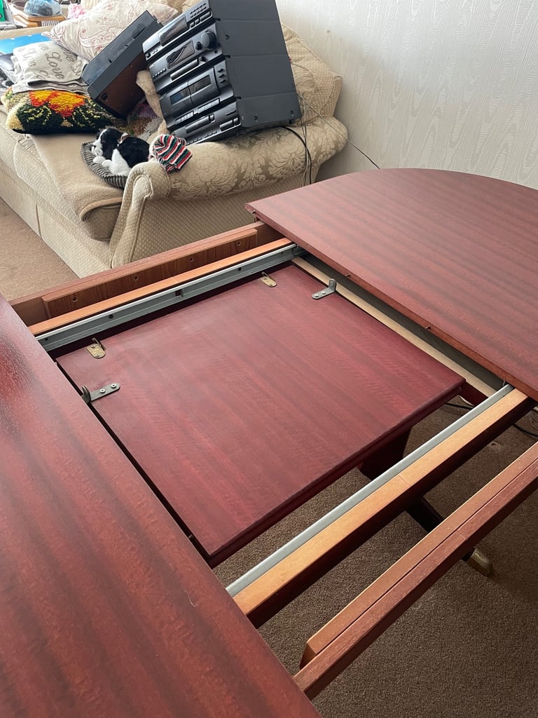 Mahogany Effect Extendable Dining Table with 6 Chairs