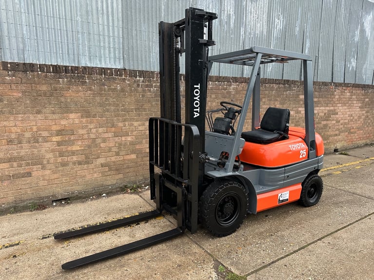 Toyota 2.5t diesel forklift, clear view mast, low hours 