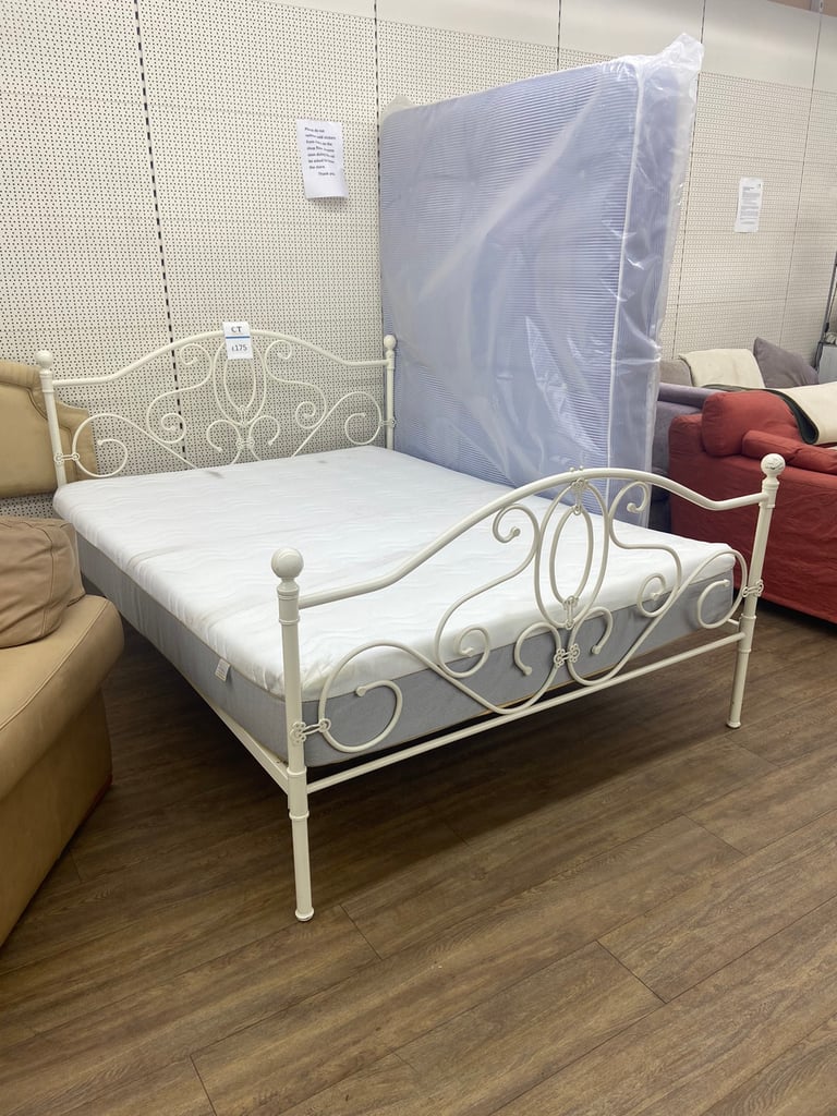 Kingsize metal bed base with hybrid mattress y