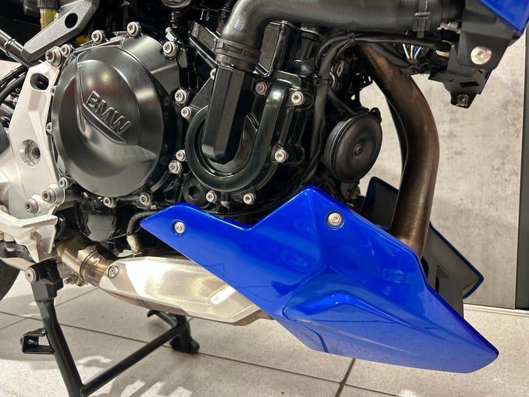 72/2022 BMW F900R Sport - 7106 miles - TRI-COLOUR!