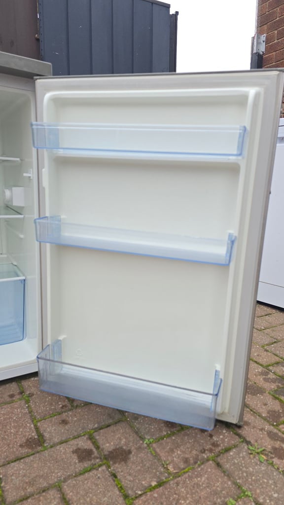 Hisense Metallic Silver Fridge - Good condition & Fully working - Can deliver locally from £7