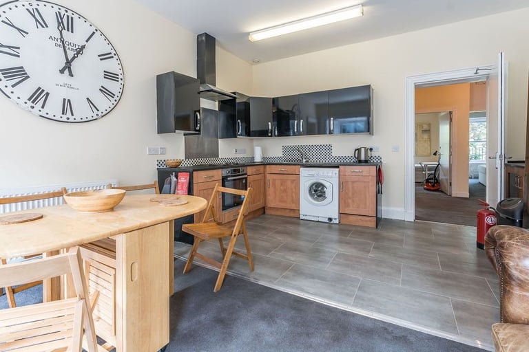 Spacious, 5 bedroom, HMO pending flat just off Lothian Road – available immediately
