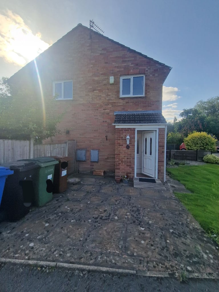 Bright & Spacious Family Home in Quiet Heald Green Cul-de-Sac – Garden, Driveway, Near Schools